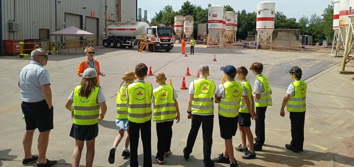 Signpost of CPI EuroMix Supports Children with an Interactive School Visit